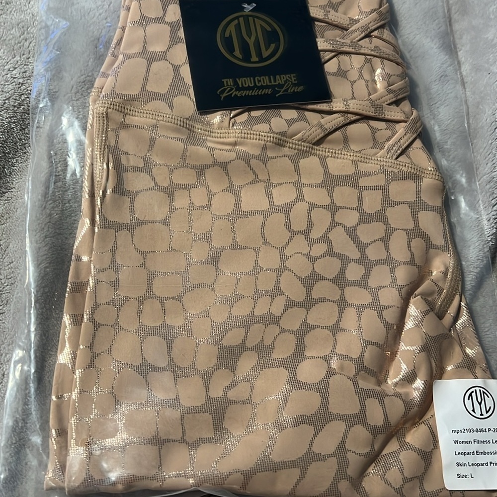 Til You Collapse Moxie Criss Cross Leggings - Cashmere Large Leopard Embossed - Picture 7 of 12